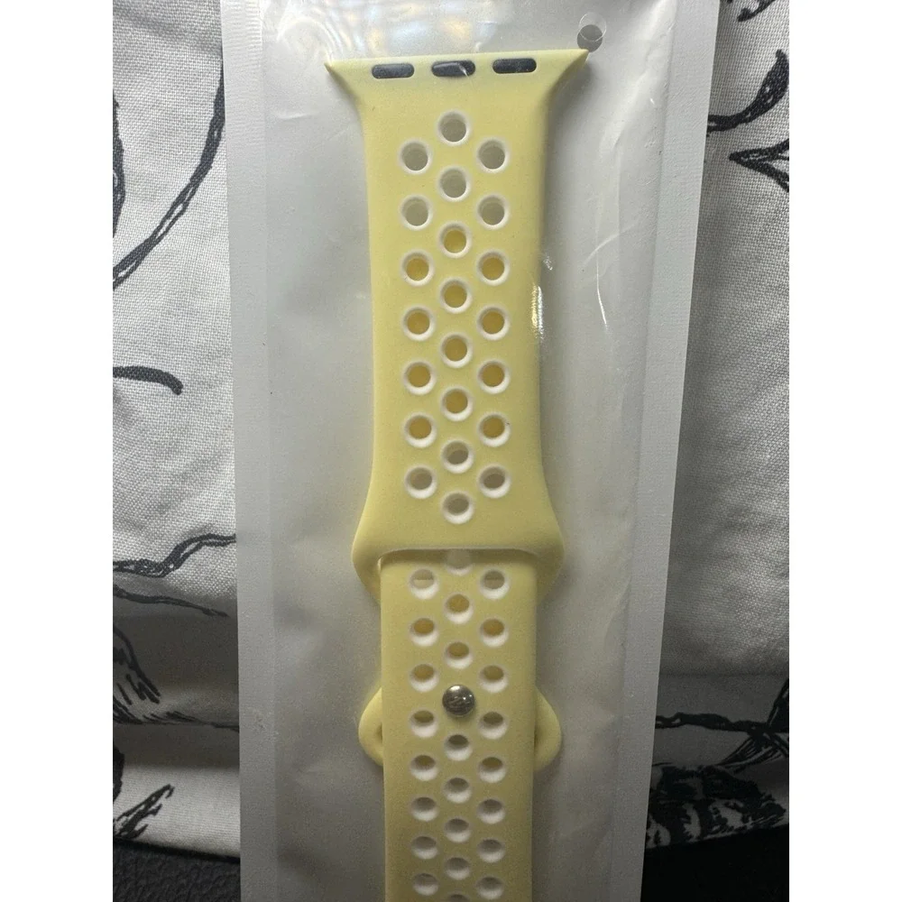 NIP Light Yellow Apple Watch Band 38/40/41 mm Adjustable Silicone